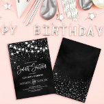Invitación Purpurina de color negro plateado esparkles luces<br><div class="desc">Esta majestuosa y glamorosa y dulce invitación para 16 cumpleaños es perfecta para la muchacha. Cuenta con hilos brillantes de luz colgante encima de un confetti falso purpurina brillante de plata impresa en un fondo negro abstracto inspirado en estrellas en el cielo nocturno. Es bonito, moda, moderna, moderna y fresca;...</div>