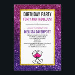 Invitación Purpurina de espuma rosa y morada 40 Fiesta de cum<br><div class="desc">Una fiesta de cuarenta años y fabulosa invitación. El fondo se compone de piedras de purpurina espumoso rosadas y violetas. La moda y la violencia femenina. Un rectángulo con un borde de Relieve metalizado falso dorado sobre la parte superior con el texto dentro. 2 copas de vino con vino tinto...</div>