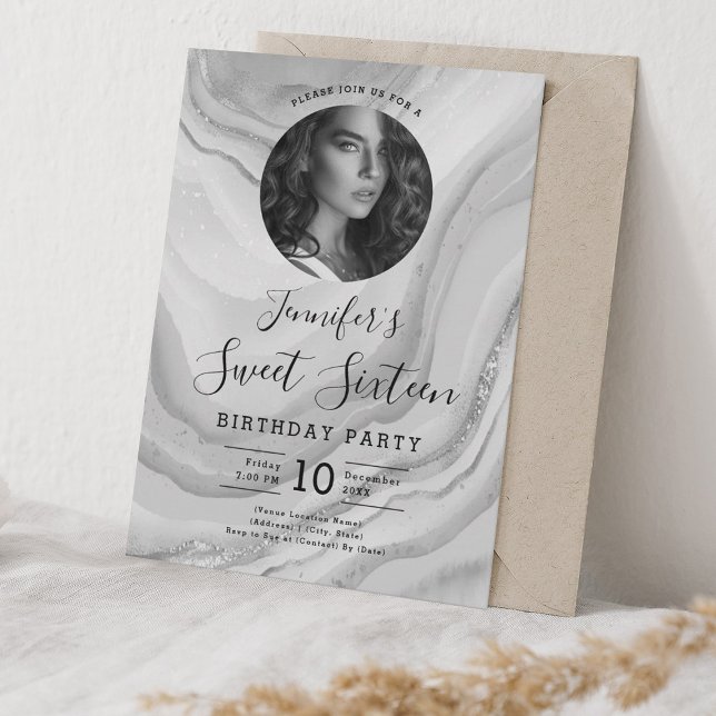 Invitación Purpurina de mármol plateado de la foto Dulce 16 F (PHOTO Silver Marble Glitter Sweet 16 Party Invitation)