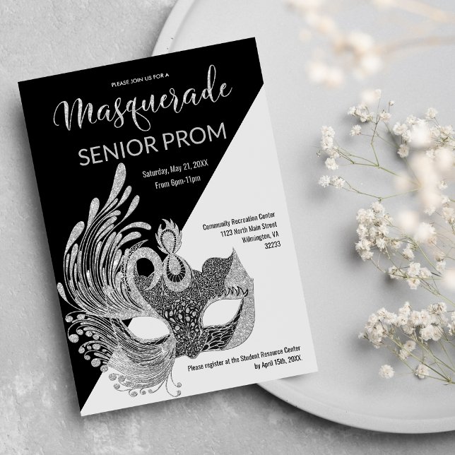 Invitación Purpurina de máscaras de plata blanca negra (Black White Silver Glitter Masquerade Prom)