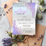 Invitación Purpurina de moda Violet Drits Silver Bat Mitzvah<br><div class="desc">Una invitación moderna,  de moda y glamurosa,  con goteos purpurinas sobre un fondo plateado.</div>