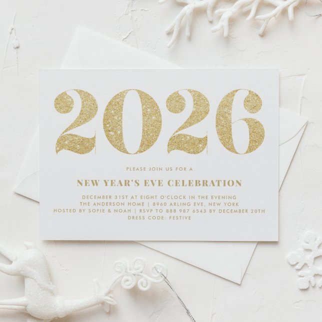Invitación Purpurina de oro 2024 Fiesta de Nochevieja (Customizable 2026 New Year's Eve party invitation featuring faux gold glitter.)