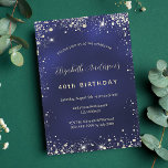 Invitación Purpurina de oro azul marino de cumpleaños glamoro<br><div class="desc">Un fondo azul marino,  decorado con purpurinas de oro claro,  chispas. El color azul es desigual. Personalice y agregue su nombre y detalles. El nombre está escrito con una escritura de estilo con letras a mano moderna.</div>