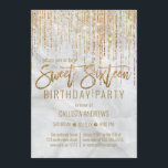 Invitación Purpurina de oro blanco de lujo Pearl Marble Sweet<br><div class="desc">Esta glamorosa y lujosa invitación a la fiesta de cumpleaños Sweet 16 es el diseño perfecto para su evento especial de chica adolescente. Cuenta con una cortina franca de purpurina dorado brillante que imita la tipografía purpurina sobre un elegante fondo de mármol de perlas blancas. Es un diseño elegante, moda,...</div>
