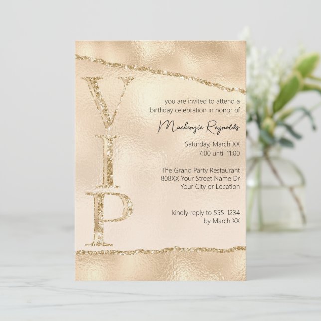 Invitación Purpurina de oro brillante Fiesta VIP glamuroso (Anverso de pie)