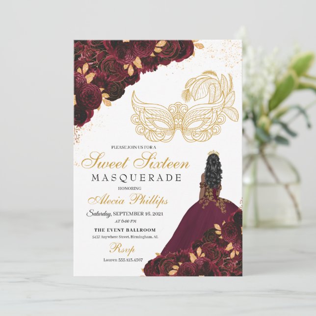 Invitación Purpurina de oro de Borgoña Dulce 16 Mascarada (Anverso de pie)