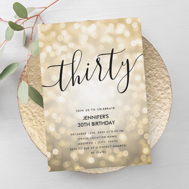 Invitación Purpurina de oro de Glam moderno enciende 30 cumpl (Modern Glam Gold Glitter Lights 30th Birthday Invitation)