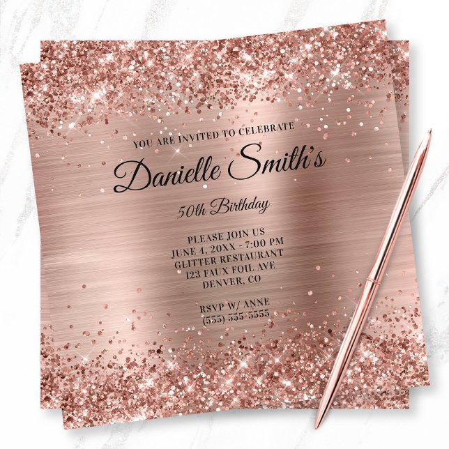 Invitación Purpurina de oro falso Rosa Relieve metalizado Mon (Glittery Rose Gold 50th Birthday Invite for Her)