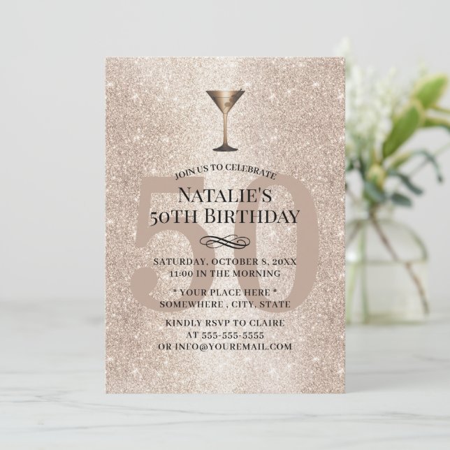 Invitación Purpurina de oro moderno Chica de cócteles 50 cump (Anverso de pie)