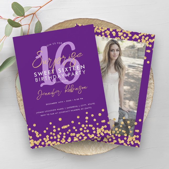 Invitación Purpurina de oro morado foto sorpresa dulce 16 (Purple Gold Glitter Photo Surprise Sweet 16 Invitation)