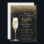 Invitación Purpurina de Oro Negro Sorpresa 50 cumpleaños fies<br><div class="desc">Este elegante diseño presenta un fondo negro,  purpurina dorado,  vidrio de champán y letras de libreto personalizado. Qué hermosa manera de invitar a sus invitados a esta ocasión especial.</div>