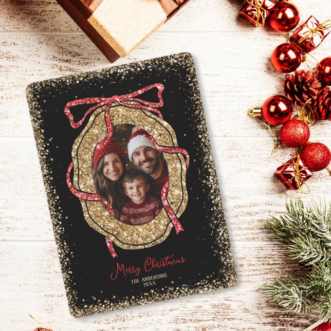 Invitación Purpurina de oro rojo Merry Christmas Family Photo (red and gold glitter bow photo frame christmas card)