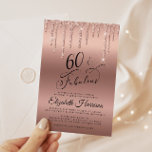 Invitación Purpurina de oro Rosa virtual 60 cumpleaños<br><div class="desc">Elegante y moda virtual de 60 años de fiesta con "60 & Fabulous" en un guión elegante con un fondo de oro subió,  con rosa de goteo purpurina de imitación de oro.</div>