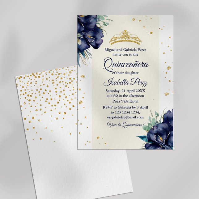 Invitación Purpurina de oro Tiara Royal Floral Azul Quinceane (Gold Glitter Tiara Royal Blue Floral Quinceanera Invitation on off-white background)