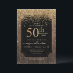 Invitación Purpurina de oro Wood 50th Birthday Party Black<br><div class="desc">Este elegante diseño presenta un fondo rústico de madera y negro,  purpurina dorado y letras de guion personalizado. Qué hermosa manera de invitar a sus invitados a esta ocasión especial.</div>