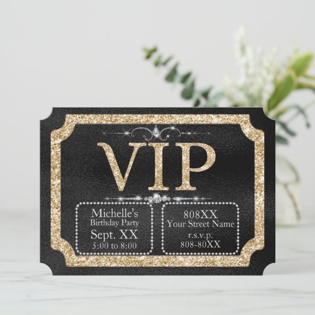 Invitación Purpurina de oro y diamantes en boleto VIP negro (Anverso de pie)