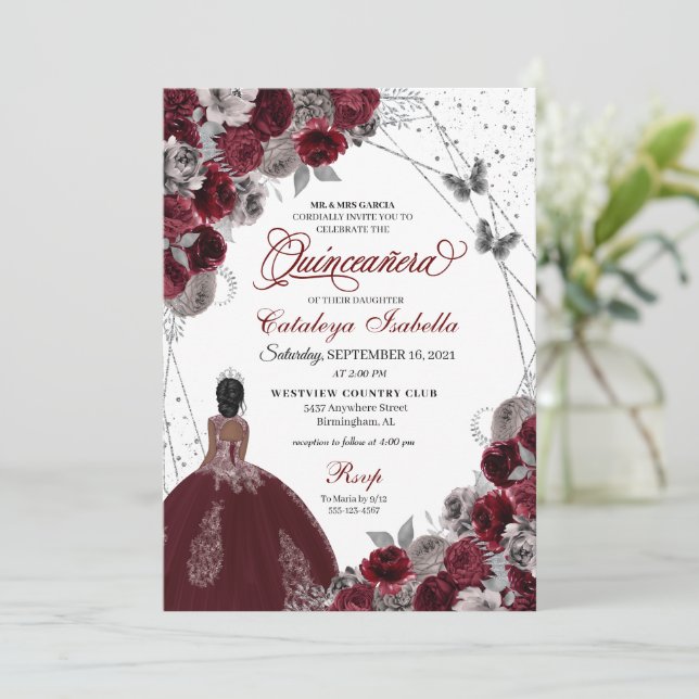 Invitación Purpurina de Plata Borgoña Mariposa Quinceanera (Anverso de pie)