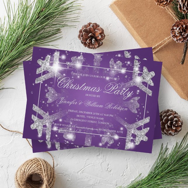 Invitación Purpurina de plata copo de nieve fiesta navideña f (Silver Glitter Snowflake Xmas Holiday Party Purple Invitation)