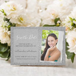 Invitación Purpurina de plata de lujo dulce 16 Salven la fech<br><div class="desc">Purpurina de lujo Silver Sparkle Dulce Dieciséis Monograma Nombre e Invitación inicial para guardar la fiesta de cumpleaños. Esta imagen, que salva la invitación a la fecha, es perfecta para la fiesta de cumpleaños Sparkle Purpurina Sweet 16 que busca celebrar con estilo. Puede actualizar la tarjeta de invitación para incluir...</div>