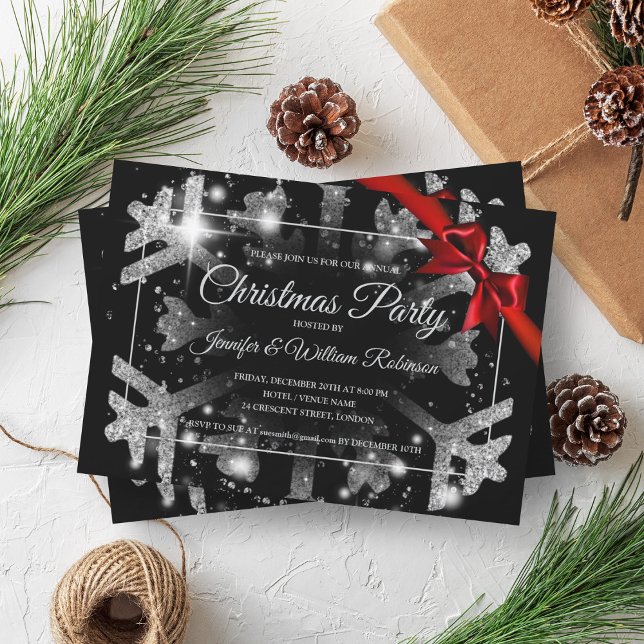 Invitación Purpurina de plata de lujo Navidad Cinta roja de v (Luxe Silver Glitter Xmas Holiday Red Ribbon Black Invitation)