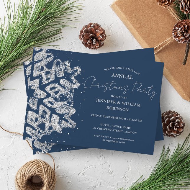 Invitación Purpurina de plata de lujo navideño navidad con co (Classy Silver Glitter Xmas Snowflake Holiday Navy Invitation)