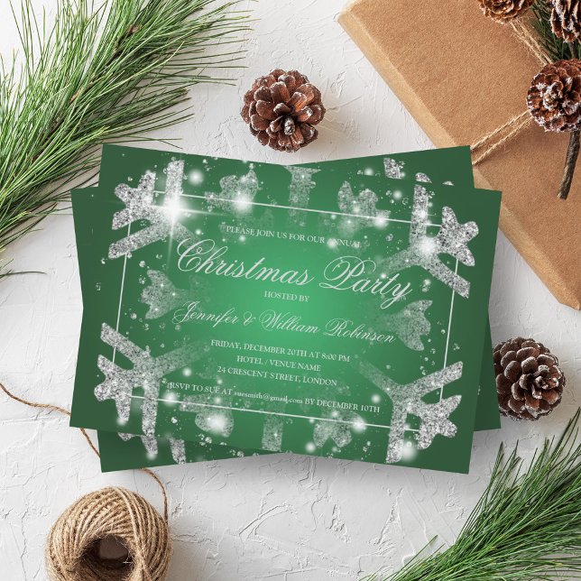 Invitación Purpurina de plata fiesta navideña de invierno fie (Silver Glitter Snowflake Xmas Holiday Party Green Invitation)