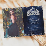 Invitación Purpurina de plata foto azul marino tiara Sweet 16<br><div class="desc">Moda y lujoso purpurina de plata en un cemento color agua azul marino oscuro con elegante caligrafía tipográfica Invitación a la fiesta de 16 años dulce,  con una lujosa princesa dibujada a mano corona tiara rosa purpurina de oro. Añade tu foto.</div>