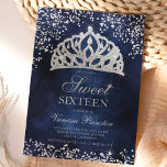Invitación Purpurina de plata foto de la marina chispa tiara<br><div class="desc">Moda y lujoso purpurina de plata en un cemento color agua azul marino oscuro con elegante caligrafía tipográfica Invitación a la fiesta de 16 años dulce,  con una lujosa princesa dibujada a mano corona tiara rosa purpurina de oro. Añade tu foto. Mueve el destello.</div>