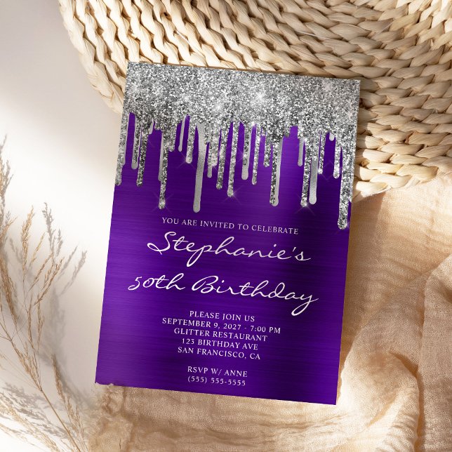 Invitación Purpurina de plata gotea índigo púrpura 50 cumplea (Modern purple and silver dripping glitter birthday invite.)