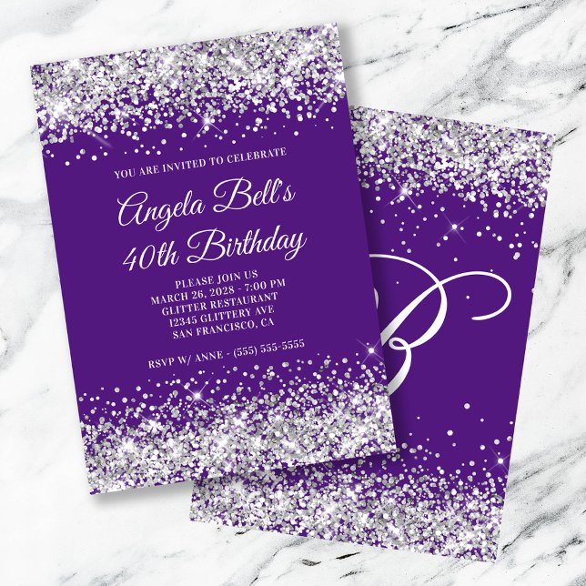 Invitación Purpurina de Plata Monograma Púrpura Real 40 cumpl (Silver Glitter Royal Purple Monogram 40th Birthday Invitation)