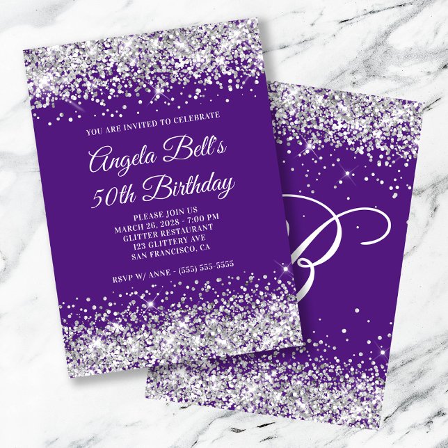 Invitación Purpurina de Plata Monograma Púrpura Real 50 cumpl (Silver Glitter Royal Purple Monogram 50th Birthday Invitation)