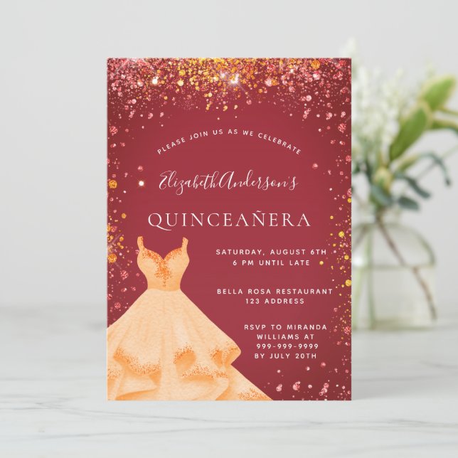 Invitación Purpurina de vestimenta de oro rojo Quinceanera (Anverso de pie)