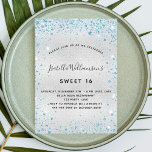Invitación Purpurina dulce 16 azul  fiesta elegante<br><div class="desc">Para un elegante dulce 16,  16 cumpleaños. Un falso fondo metálico plateado. Decorada con polvo azul falso purpurina. Personalice y agregue un nombre,  edad y detalles del fiesta. El nombre se escribe con un guión de estilo con letras a mano</div>