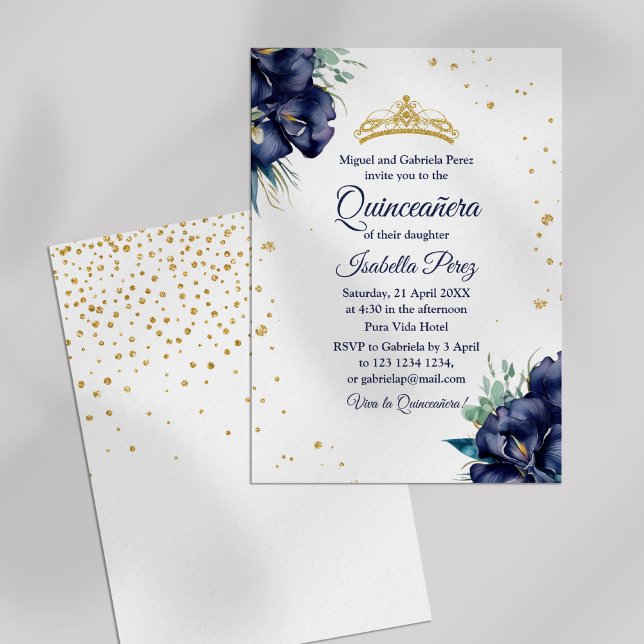 Invitación Purpurina Gold Tiara y Quinceanera floral (Gold Tiara Glitter and Floral Quinceanera Invitation on a white background.)