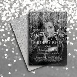 Invitación Purpurina Gris Plata Fringe Foto Dulce 16<br><div class="desc">Esta glamorosa y lujosa invitación a la fiesta de cumpleaños Sweet 16 es el diseño perfecto para su evento especial de chica adolescente. Presenta una falsa cortina purpurina brillante de plata con una falsa tipografía purpurina sobre un simple fondo gris claro. Este diseño también representa una fotografía de la imagen...</div>