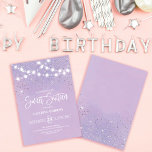 Invitación Purpurina morado plateado esparkles luces dulces 1<br><div class="desc">Esta majestuosa y glamorosa y dulce invitación para 16 cumpleaños es perfecta para la muchacha. Cuenta con hilos brillantes de luz colgantes encima del falso purpurina brillante de plata impreso en un fondo abstracto morado y lilaco inspirado en estrellas en el cielo nocturno. Es bonito, moda, moderna, moderna y fresca;...</div>