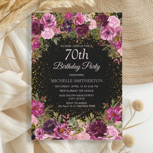 Invitación Purpurina morado rosado floral negro 70 cumpleaños (Burgundy and pink watercolor floral and gold glitter on black 70th birthday party invitation.)