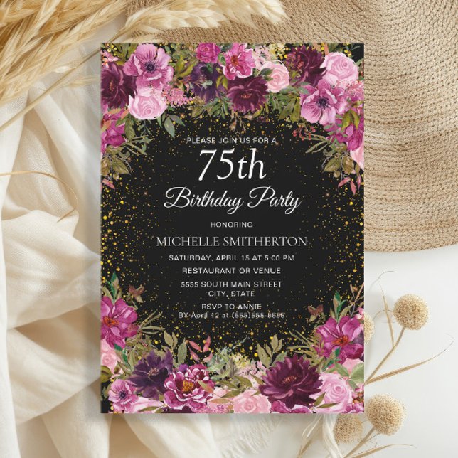 Invitación Purpurina morado rosado floral negro 75 cumpleaños (Elegant burgundy and pink watercolor floral  on black 75th birthday party invitation)