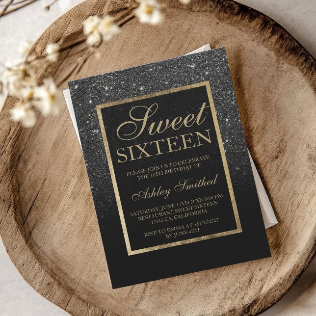 Invitación Purpurina negro falso oro moda elegante dulce 16 (Faux black glitter gold elegant chic Sweet 16 Invitation)