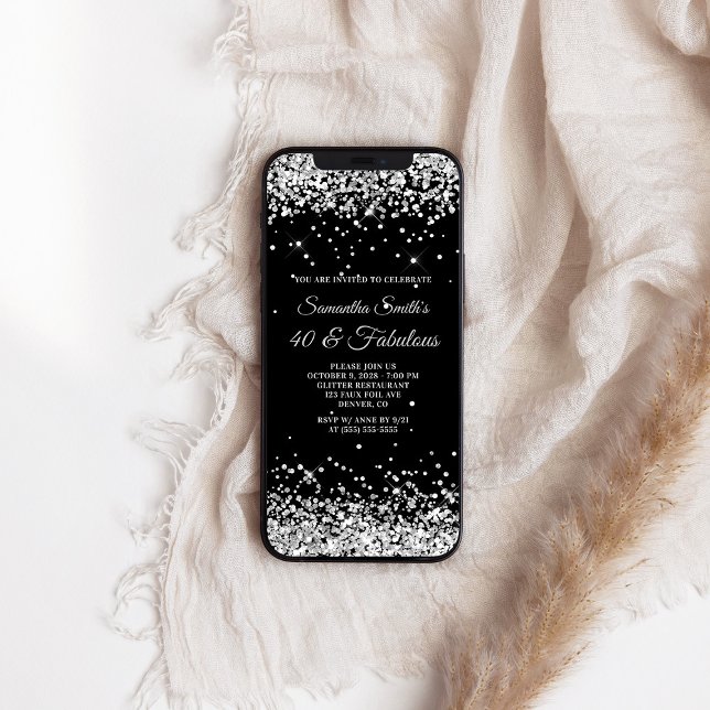Invitación Purpurina negro y plateado 40 y fabuloso (Black and Silver Glitter 40 and Fabulous Invitation)