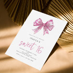 Invitación Purpurina PInk Bow Sweet 16 Cumpleaños Party<br><div class="desc">Purpurina Rosa Bow Sweet 16 Birthday Party. Disponible digitalmente e impreso. Un pequeño brillo con un arco rosa bonito con un toque de purpurina falso, y dulce 16 está en un set informal guión. Personaliza fácilmente el resto del texto a tus propios detalles. También puede cambiar el texto y los...</div>