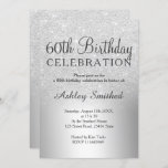 Invitación purpurina plateado: 60º cumpleaños con metal oscur<br><div class="desc">moda y lujoso diseño de Relieve metalizado metálico oscuro purpurina plata con elegante tipografía caligráfica para una invitación de 60 años.</div>