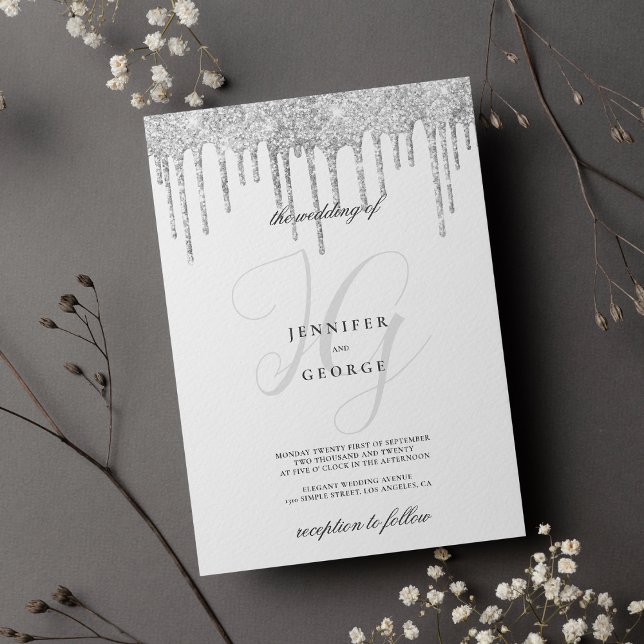 Invitación Purpurina plateado gotea iniciales en monograma bo (Silver glitter drips monogram initials wedding)