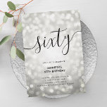 Invitación Purpurina plateado moderno ilumina el 60 aniversar<br><div class="desc">Elegante Purpurina Glam Silver ilumina la plantilla de invitación del 60 aniversario con luces brillantes y escritura moderna de tipografía.</div>