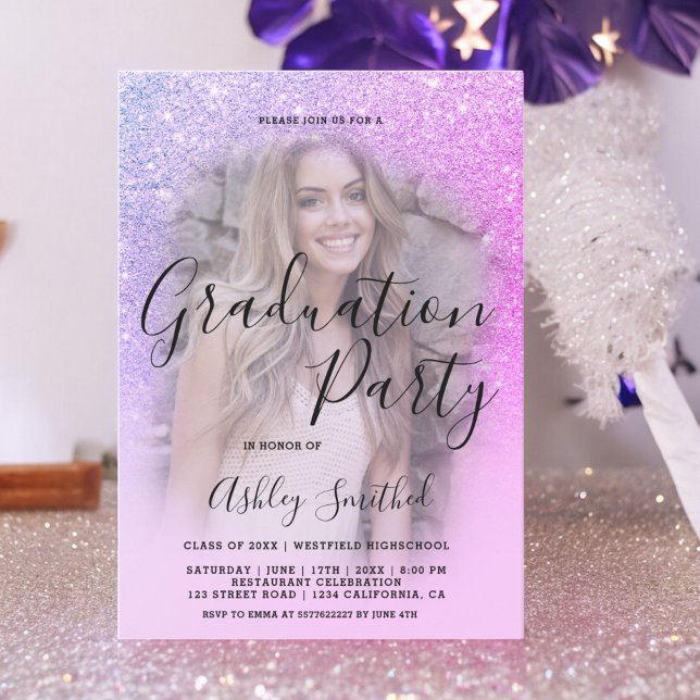 Invitación Purpurina púrpura moderno graduación de foto oscur (Modern pink purple glitter ombre photo graduation invitation)