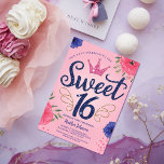 Invitación Purpurina Rosa Princesa Corona Dulce 16 Cumpleaños<br><div class="desc">Celebra tu Dulce 16 con estilo con nuestra elegante invitación de cumpleaños! Con una impresionante paleta de colores rosa y azul, adornada con falsos acentos purpurinas dorados y delicados detalles florales en cada rincón. La pieza central es el texto "dulce 16" con una hermosa letra purpurina azul, complementado con alas...</div>