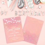 Invitación Purpurina rosado plateado esparkles luces dulces 1<br><div class="desc">Esta majestuosa y glamorosa y dulce invitación para 16 cumpleaños es perfecta para la muchacha. Cuenta con hilos brillantes de luz colgantes encima del falso purpurina impreso de color plateado brillante sobre un fondo rosado y coral abstracto inspirado en estrellas en el cielo nocturno. Es bonito, moda, moderna, moderna y...</div>