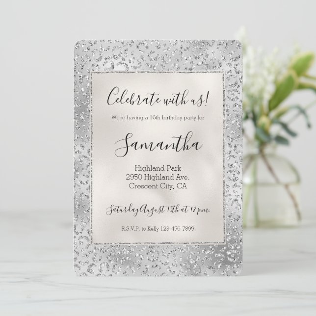 Invitación Purpurina Silver Leopard Print Luxe (Anverso de pie)