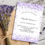 Invitación Purpurina violeta de cumpleaños lavender escritura<br><div class="desc">Para una elegante fiesta de cumpleaños número 40 (o cualquier edad). Un fondo blanco de moda en la parte delantera. Decorado con purpurina falso violeta. Personalice y agregue un nombre y detalles del fiesta. El nombre está escrito con un guión de estilo con letras a mano. Fondo violeta.</div>