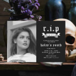 Invitación Q.E.P.D. 2000 Funny Funeral 300th Birthday Photo<br><div class="desc">Este diseño gracioso pero espeluznante presenta un tema funerario con una tipografía grave y vintage sobre un fondo negro, con una foto que puedes personalizar con la tuya propia. Personalice la invitación con sus detalles y si desea reorganizar el estilo y la ubicación del texto, pulse el botón "Haga clic...</div>